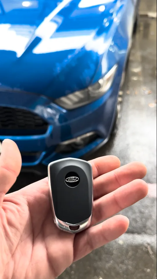 Tehnician lăcătuș auto realizând adăugare și programare cheie pentru Ford Mustang în Piatra Neamț